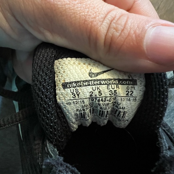 2 sets of cleats size 2y and 3y - Picture 3 of 4